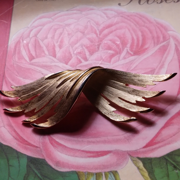 VINTAGE " LISNER" SIGNED GOLDTONE CURVED PIN - Picture 4 of 5